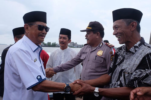 Wabup Inhil Hantarkan Jenazah Muslimin Mabbate Menuju Peristirahatan Terakhir